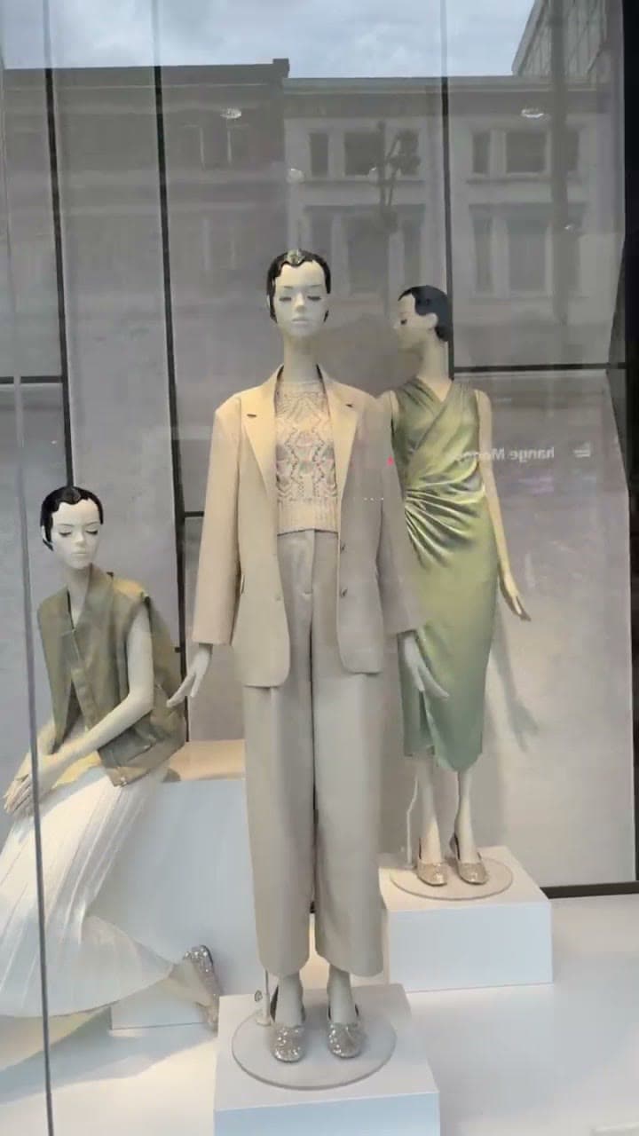 Vitrine minimalista em Bond Street: um único manequim, montado como still de moda