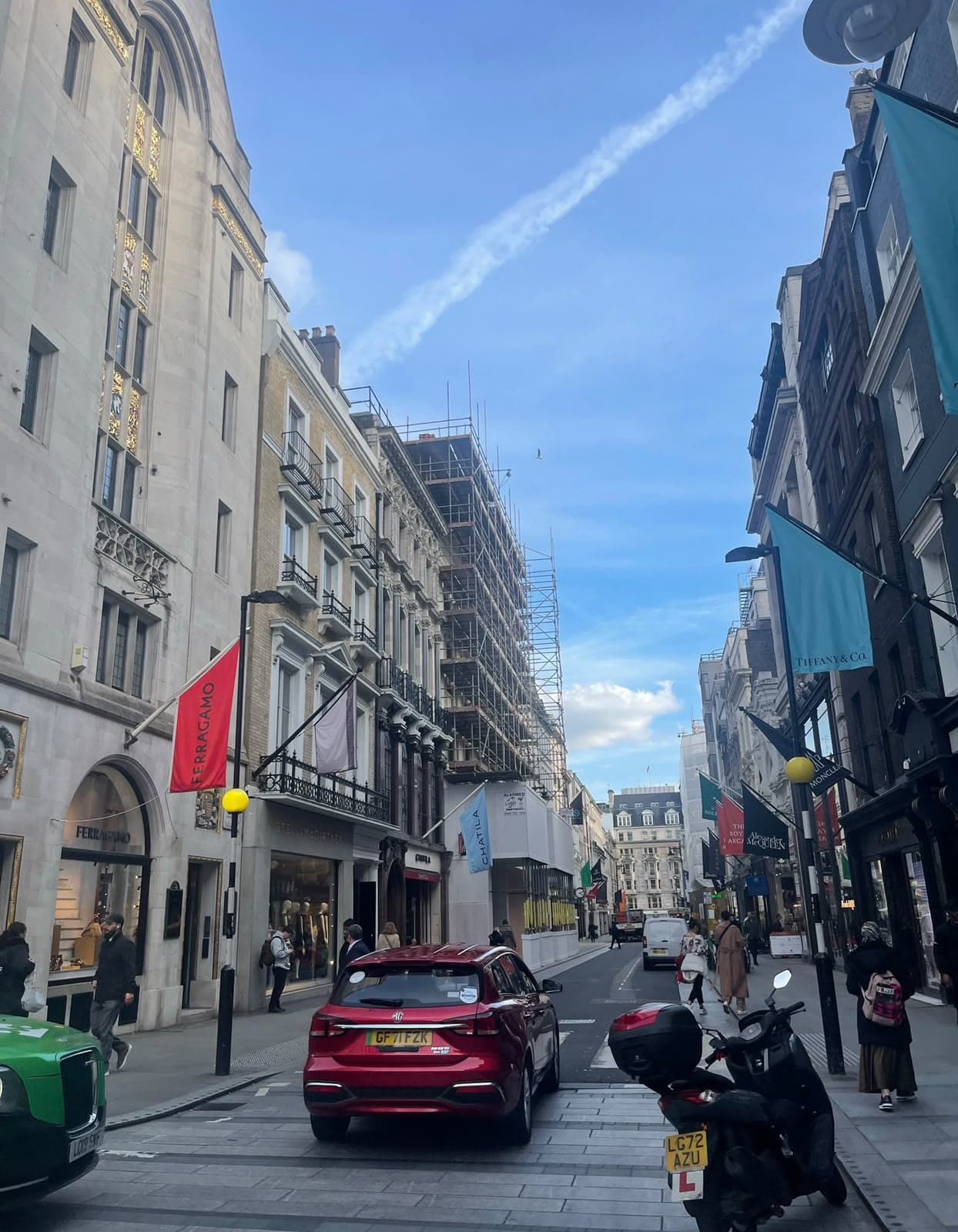 Bond Street, com as bandeiras da Ferragamo, da Alexander McQueen e da Tiffany & Co. na mesma quadra