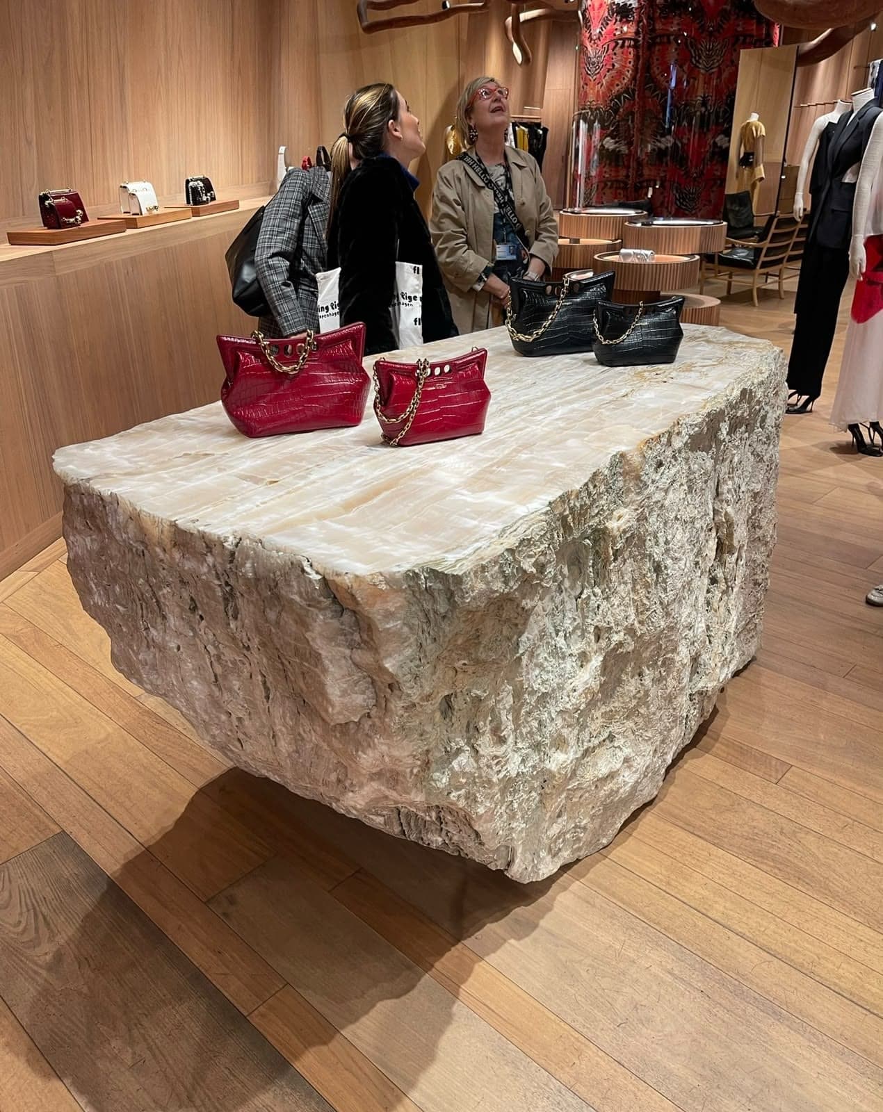 O mesmo bloco de pedra, usado para expor bolsas em couro croco