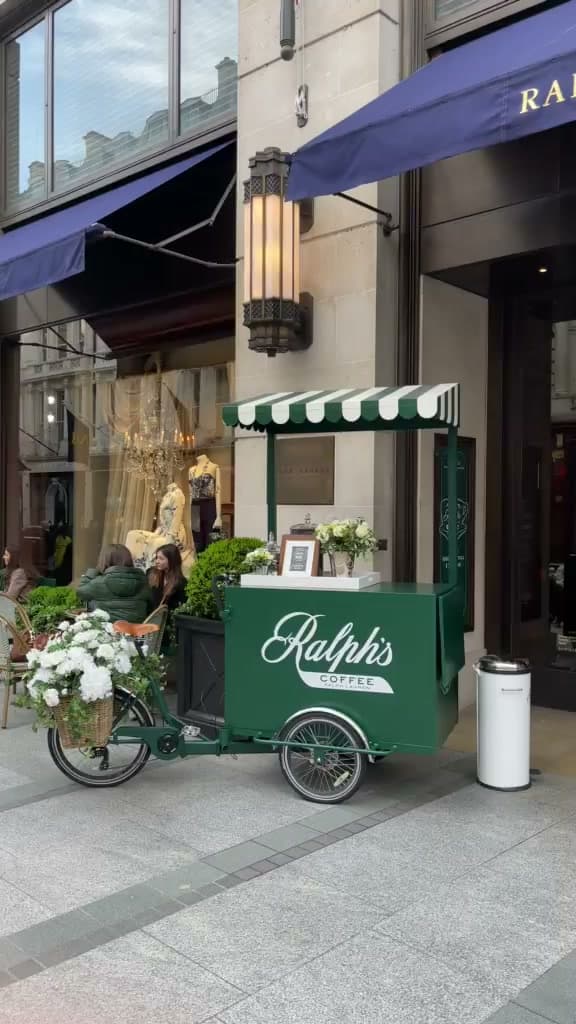 O carrinho do Ralph's Coffee na calçada da Ralph Lauren, em Londres