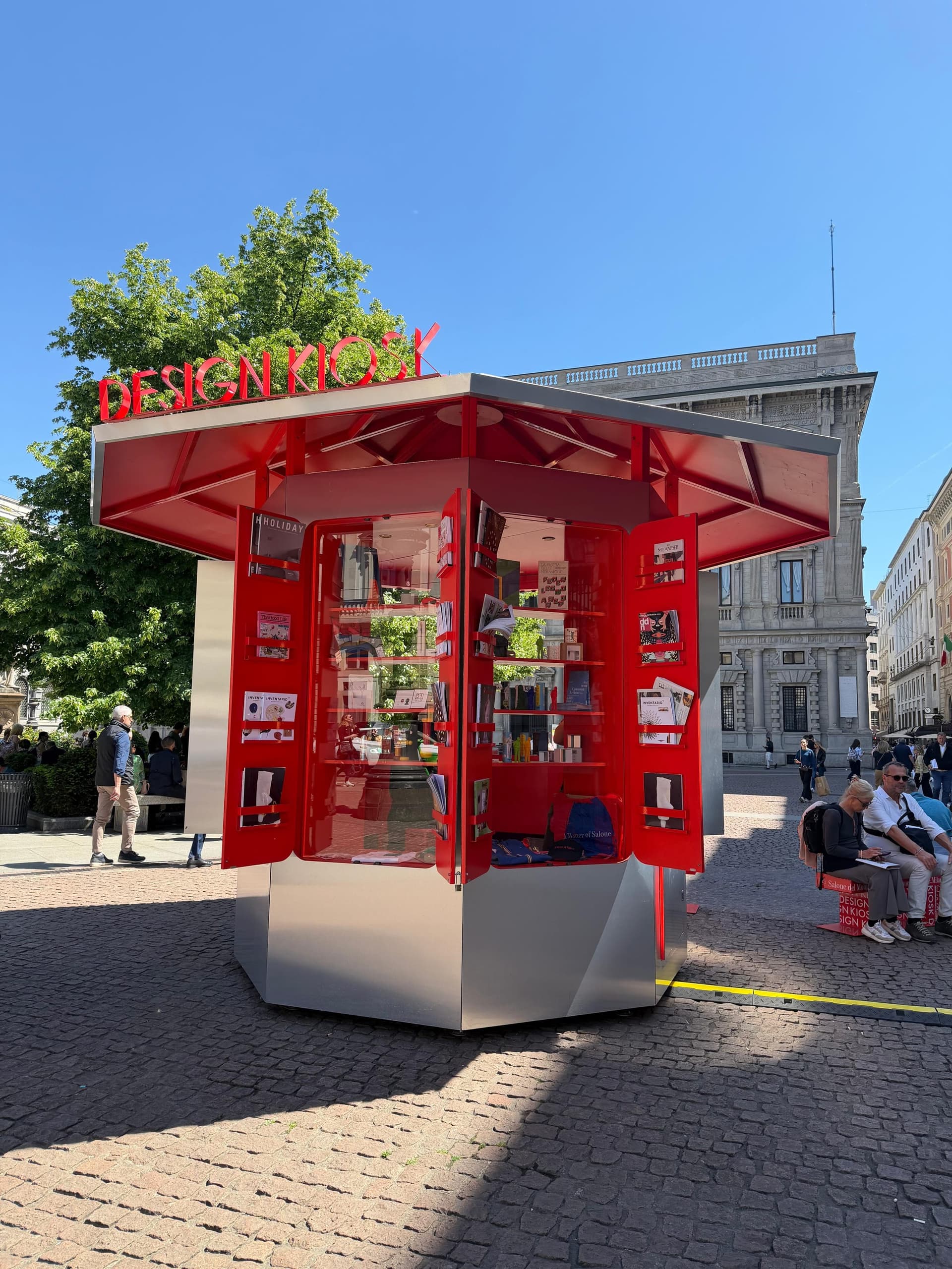 Quiosque de design numa das praças da cidade