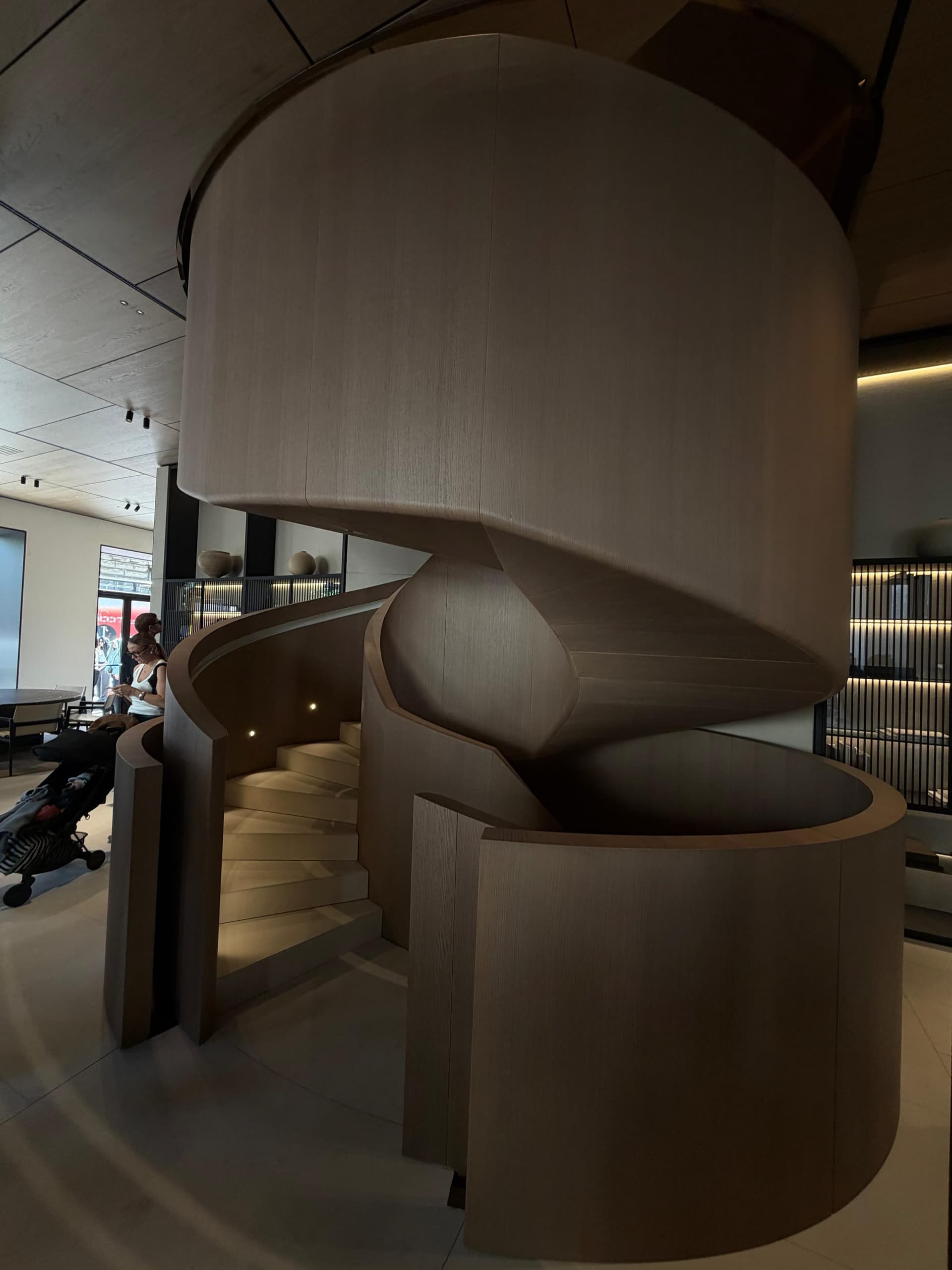 Escada em espiral no showroom da Poliform