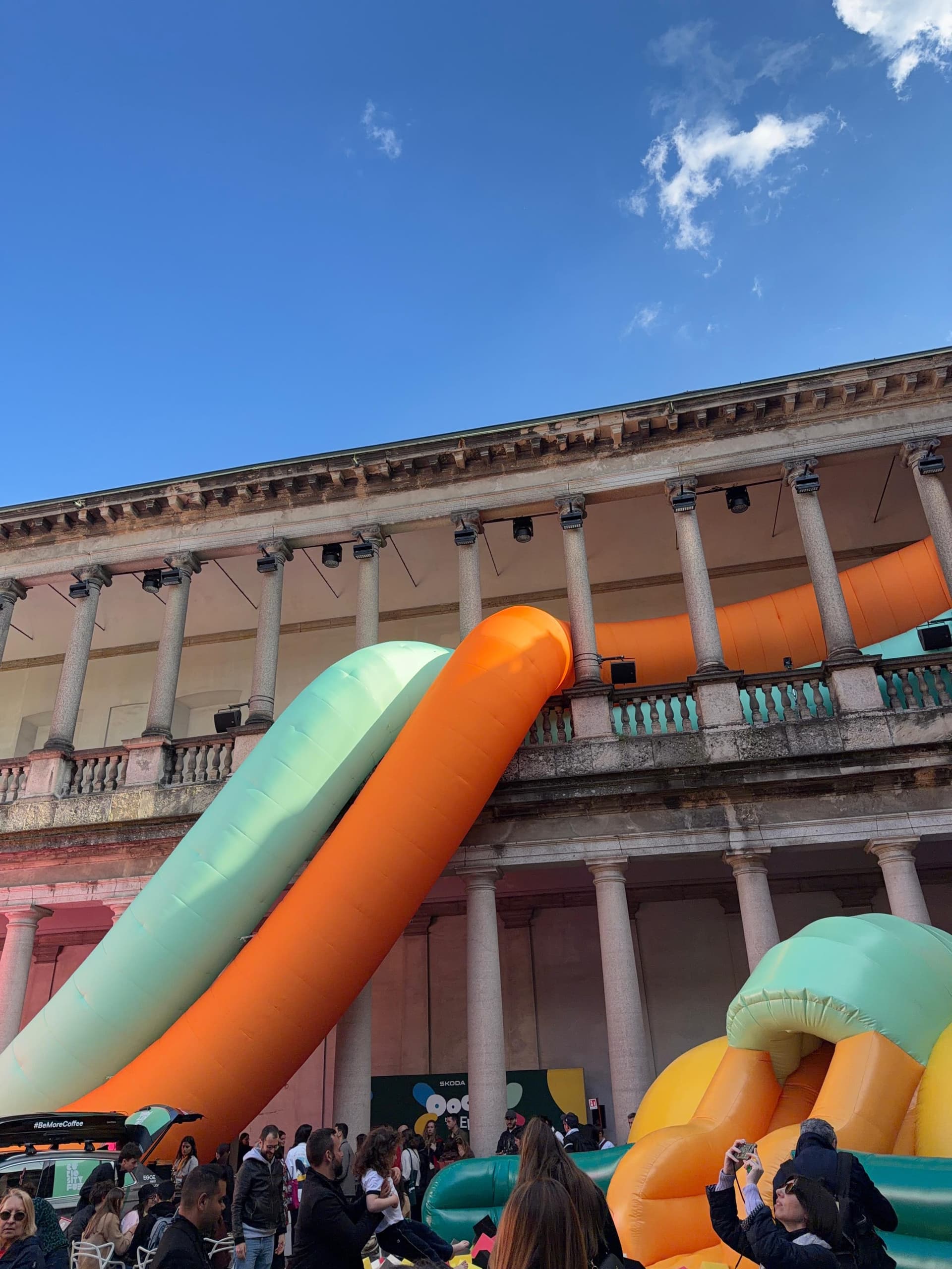 Instalação do Fuorisalone tomando conta de um prédio histórico