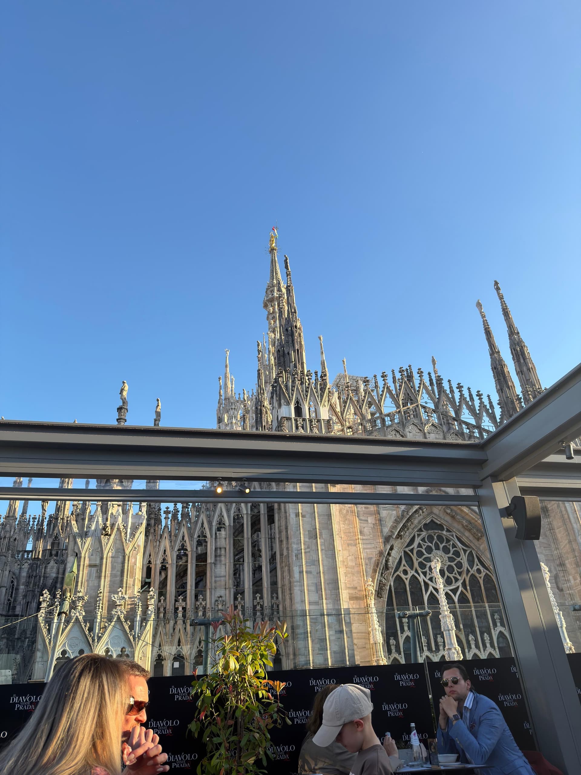 Vista do Duomo do rooftop do Obicà Bar, na Rinascente
